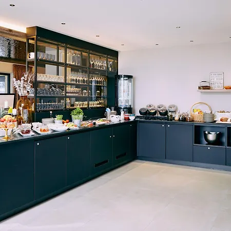 Home Suite Home Nocleg ze śniadaniem 4*