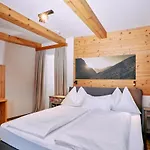 Home Suite Home 4*